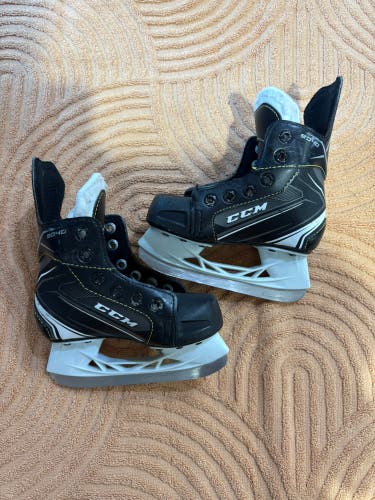 Youth CCM Tacks 9040 Hockey Skates Regular Width 9 (Used)