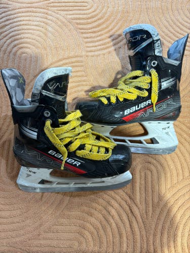 Intermediate Bauer Vapor X3 Hockey Skates Regular Width 6.5 (Used)