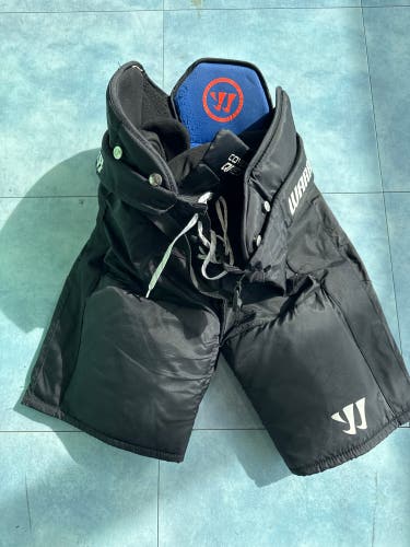 Black Senior XLarge Warrior Covert QRE 3 Hockey Pants (Used)