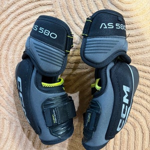 Junior Medium CCM Tacks AS 580 Elbow Pads (Used)