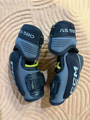 Junior Medium CCM Tacks AS 580 Elbow Pads (Used)