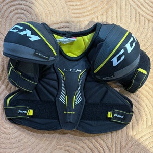 Medium Junior CCM Tacks Classic Shoulder Pads (Used)
