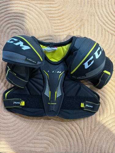 Medium Junior CCM Tacks Classic Shoulder Pads (Used)