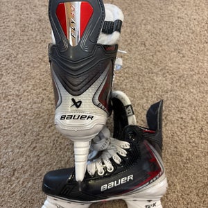 2025 Bauer Vapor FLY40 Hockey Skates Extra Wide Width Size 1.5 (Used)