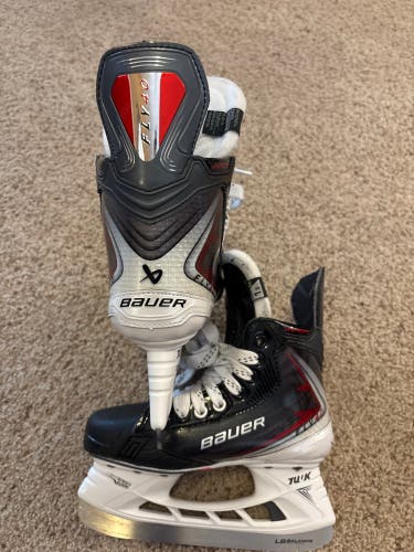 2025 Bauer Vapor FLY40 Hockey Skates Extra Wide Width Size 1.5 (Used)