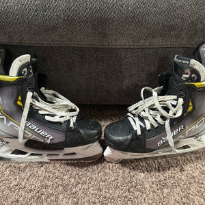 Bauer Vapor Hyperlite Hockey Skates 9 (Used)