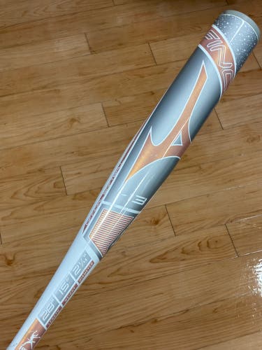 White Mizuno Finch Alloy Bat (-13) 15 oz 28" (Used)