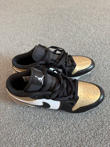 Men's Size M 9.0 (W 10.0) Nike Low Top Molded Cleats (Used)