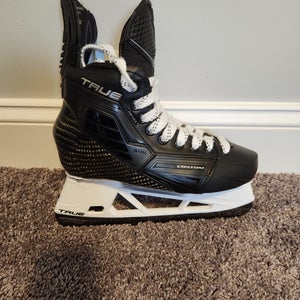 2025 True SVH Pro Hockey Skates Wide Width 7 (Used)
