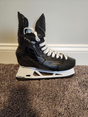 2025 True SVH Pro Hockey Skates Wide Width 7 (Used)
