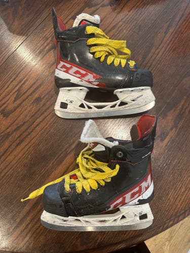 2023 CCM JetSpeed FT4 Hockey Skates Regular Width Size 3.5 (Used)