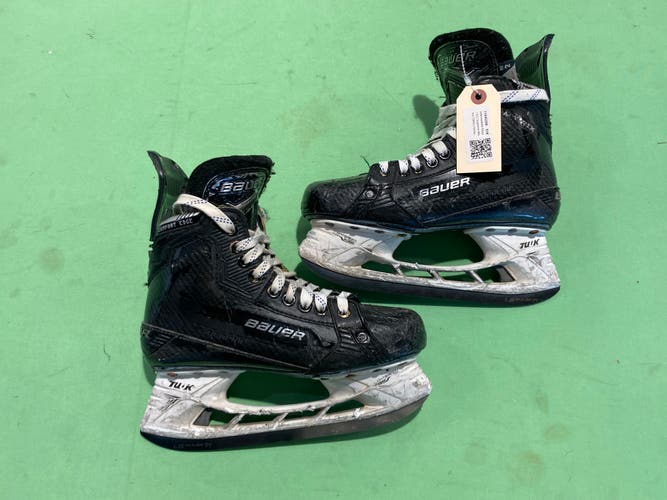 Intermediate Bauer S22 Supreme Matrix (SMU) Hockey Skates Size 5.5 (Used)
