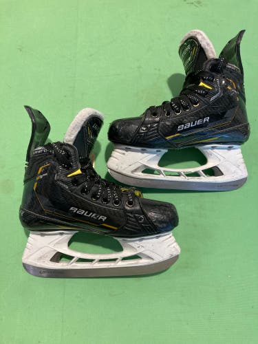 Junior Bauer Supreme M5 Pro Hockey Skates Size 2.5 (Used)