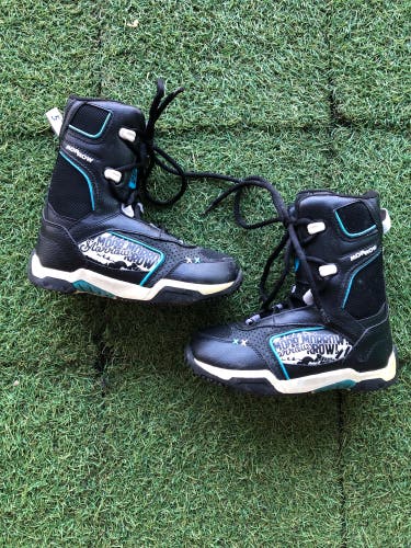 5Y (Big Kids / Youth) Morrow Snowboard Boots (Used)