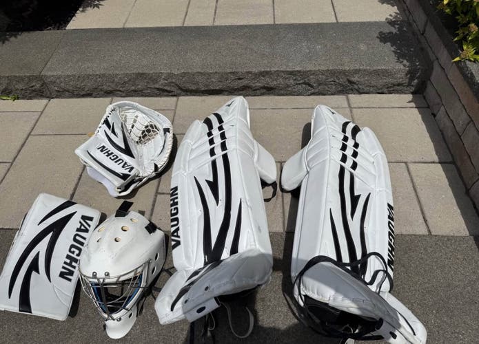 ￼ adult goalie hockey gear