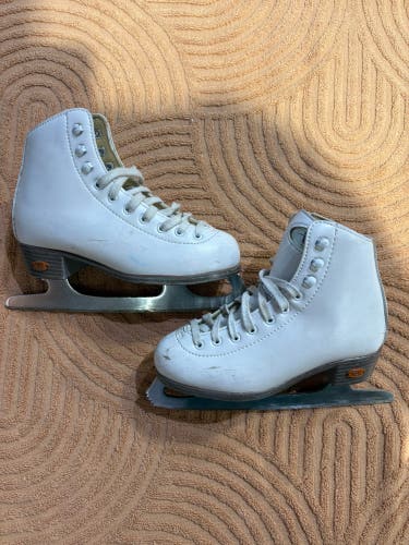 White Riedell Figure Skates Size: 2 (Used)
