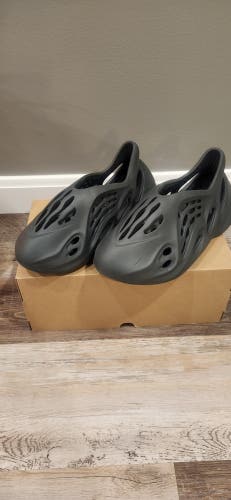 Adidas YZY Foam RNR size 7 yeezy runner