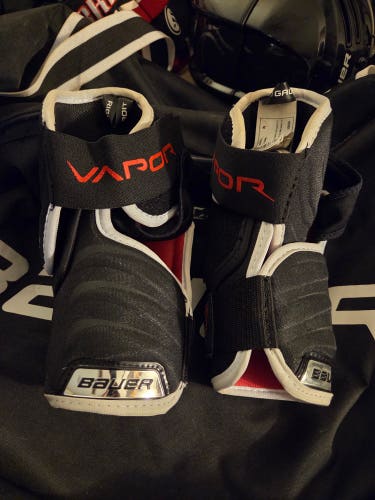 Senior Medium Bauer Vapor x800 lite Elbow Pads (Used)