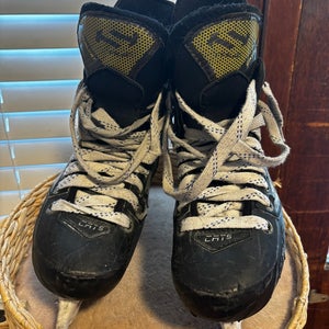 2023 True Catalyst 5 Hockey Skates Regular Width 6 (Used)