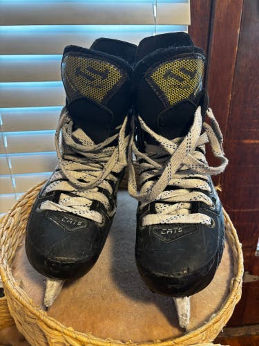2023 True Catalyst 5 Hockey Skates Regular Width 6 (Used)