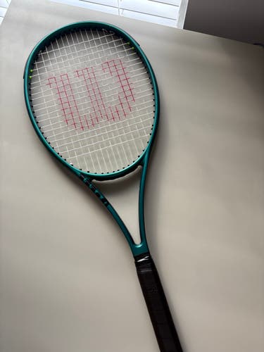 Wilson Blade 98 V9 16x19 4 3/8s Tennis Racquet (Used)