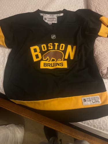 Black and Gold Bruins Pastrnak 3rd jersey. Youth Large/Extra Large  Reebok Jersey (New) + hat