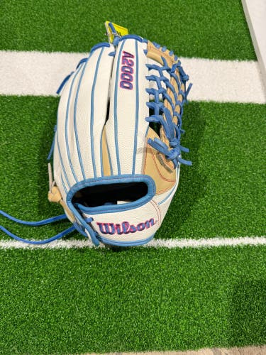 2025 Wilson A2000 RH Outfield Softball Glove 12.5" (New)