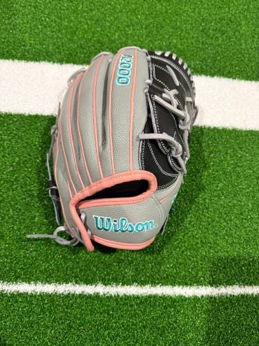 2025 Wilson A2000 RH Pitcher's Softball Glove 12" (New)