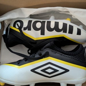 White Kids 13K (Little Kids) Umbro Molded Cleats Cleats (New)