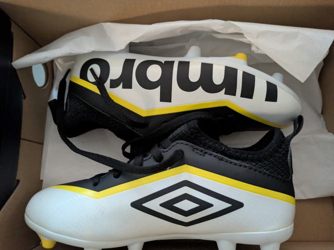 White Kids 13K (Little Kids) Umbro Molded Cleats Cleats (New)