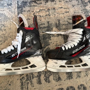 Bauer Vapor X4 Intermediate Skates Size 6.5 Fit 2 Includes skate guards and new laces!