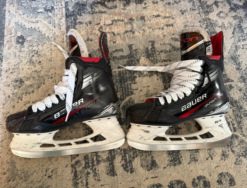 Bauer Vapor X4 Intermediate Skates Size 6.5 Fit 2 Includes skate guards and new laces!
