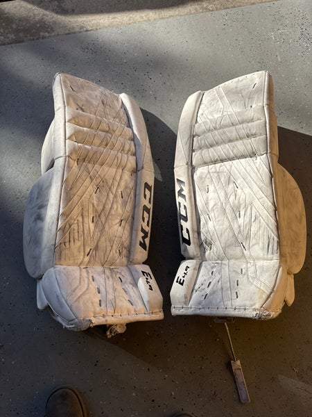 31" CCM Extreme Flex E4.9 Goalie Leg Pads (Used)