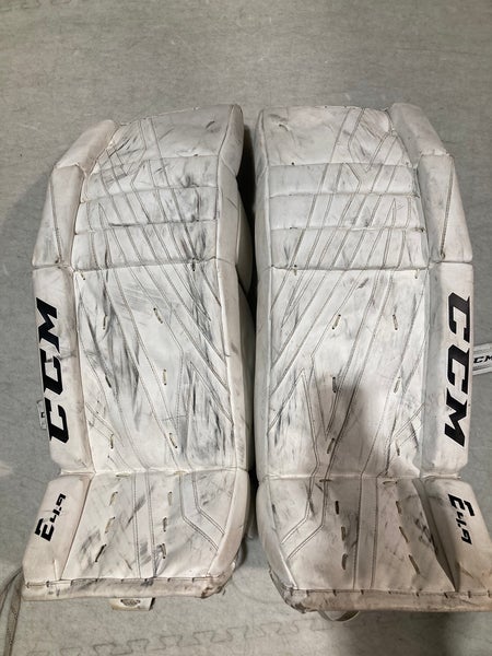Intermediate CCM Extreme Flex 4.9 Goalie Leg Pads | 32"