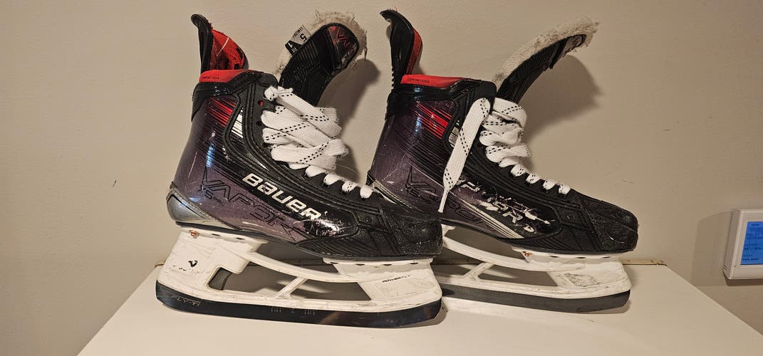 2023 Bauer Vapor 5x pro Hockey Skates Regular Width Size 5 (Used)