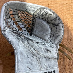 White Junior Vaughn Velocity V9 Goalie Glove Regular (Used)