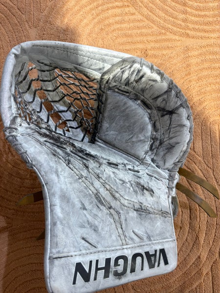 White Junior Vaughn Velocity V9 Goalie Glove Regular (Used)