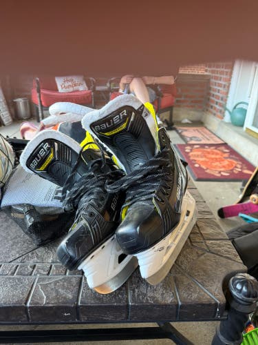 2024 Bauer Supreme M4 Hockey Skates Size 6.5 (Used)