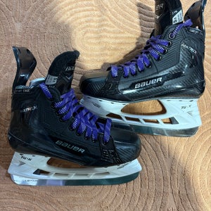 Intermediate Bauer Supreme Matrix Hockey Skates Size 5.5 (Used)