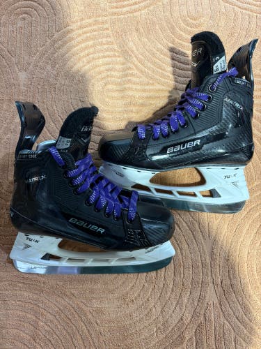 Intermediate Bauer Supreme Matrix Hockey Skates Size 5.5 (Used)