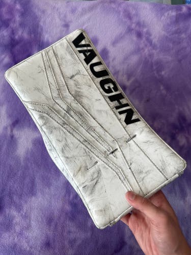 White Intermediate Vaughn Goalie BlockerRegular (Used)