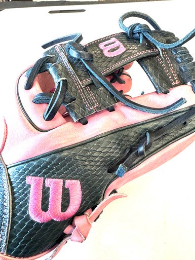 Used Wilson A2000 1786 BB/SB Glove RH Throw Pink 11 1/2" 11860-S000299786