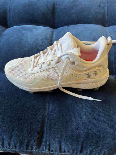 White Women's Size M 8.0 (W 9.0) Under Armour Low Top Molded Cleats (Used)