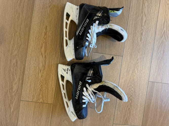 Bauer Vapor Hyperlite 2 Hockey Skates Regular Width 9.5 (Used)