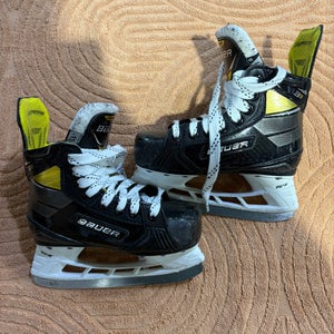 Youth Bauer Supreme 3S Pro Hockey Skates Regular Width 11 (Used)