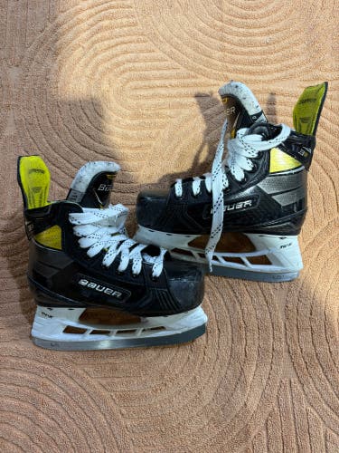 Youth Bauer Supreme 3S Pro Hockey Skates Regular Width 11 (Used)