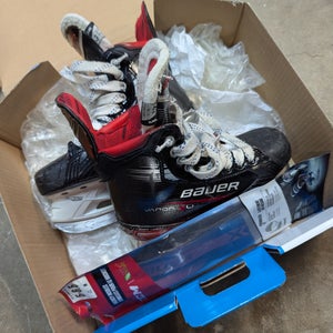 2024 Bauer Vapor 4 Hockey Skates Size 4.5 (Used)