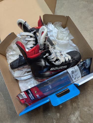 2024 Bauer Vapor 4 Hockey Skates Size 4.5 (Used)