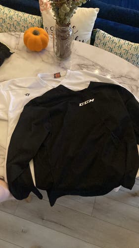 Set of 2 Men’s practice jerseys, black and white