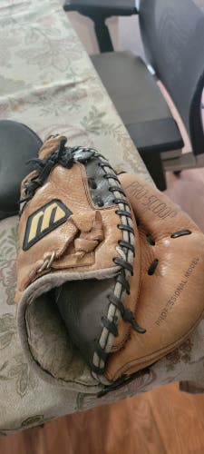 Mizuno RH Catcher's Franchise Baseball Glove 32" (Used)